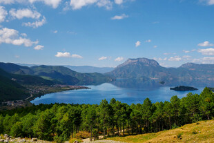 美丽湖景与青山绿树风光