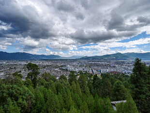 山林之上的城市与多云天际