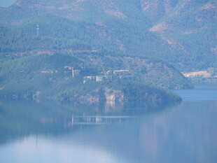 山水相依的静谧湖景