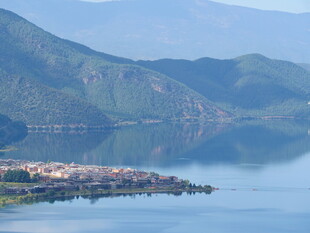 湖畔小镇 青山碧水相依