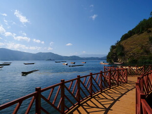 湖畔栈桥美景