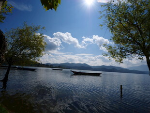 湖畔风光 小船静泊于蓝天之下