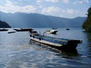 宁静湖面的停泊船只