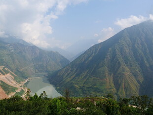 壮丽山河间的蜿蜒河流
