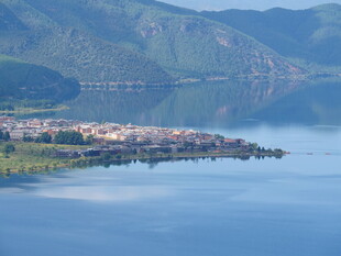 湖畔小镇 山水相依美景