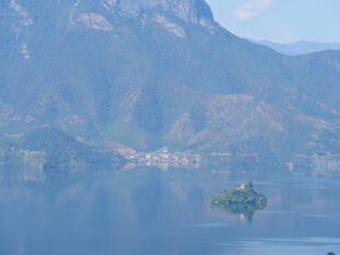 宁静山水间的湖心小岛