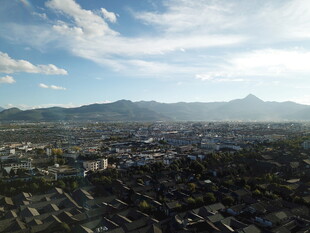 俯瞰城市与远山美景