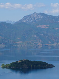 湖中小岛与远山美景