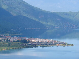湖畔小镇 远山近水美景