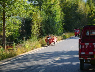 乡村道路上的红色农机队