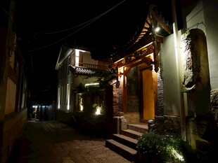 夜晚古朴小巷中的温馨小屋