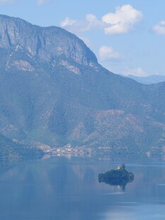 湖光山色中的孤舟