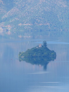湖中小岛静谧风光