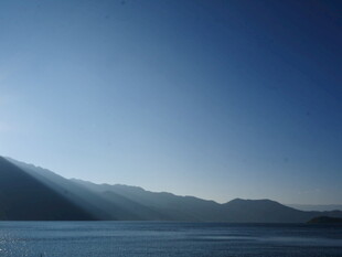宁静远山与开阔水面景色
