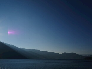 夜空下的山峦与神秘紫光