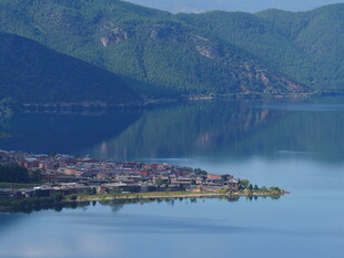 湖畔小镇 青山碧水相依