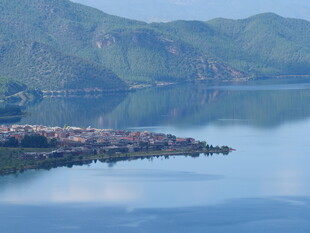 湖畔小镇 山水相依之景
