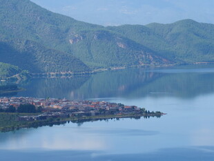 湖畔小镇 青山碧水相依