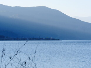宁静湖景与远山