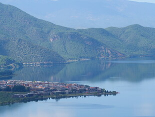 山水相依的宁静湖畔风光