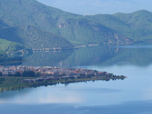 湖畔小镇 山水相依的美景