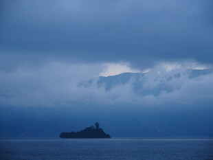 海上孤岛于云雾笼罩间