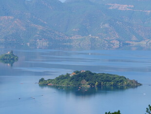 湖中小岛与远山美景