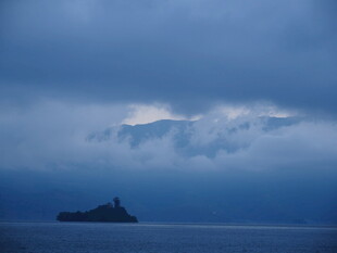 海上孤岛 云雾中的神秘景象