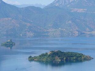 湖中小岛与远山美景