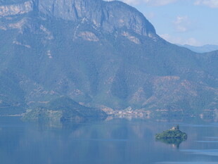 山水相依的静谧湖景