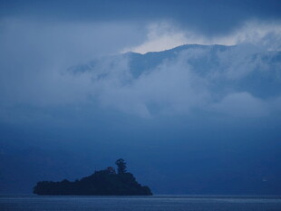 海上孤岛 云雾缭绕之景