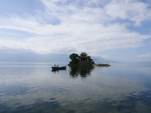湖中小岛静谧风光