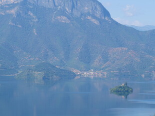 湖光山色中的悠然小船