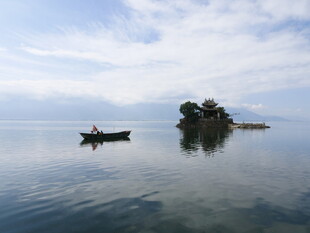 湖中小船与孤岛美景