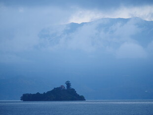 海上孤岛云雾缭绕之景
