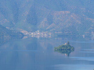 湖中小岛与远处山峦美景
