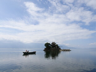 湖中小船与孤立岛屿