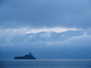 海上孤舟于云雾笼罩间