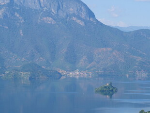 山水相依的静谧湖景