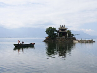 湖中小岛与泛舟景象