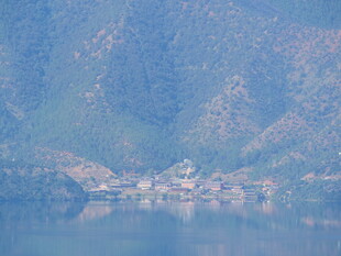 湖光山色中的静谧村落