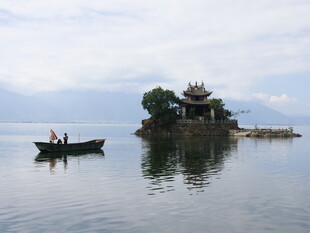 湖中小岛与泛舟景象