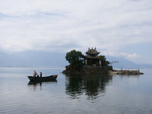 湖中小岛景色宜人