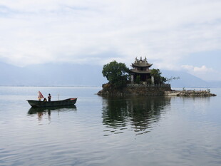 湖中小岛泛舟美景