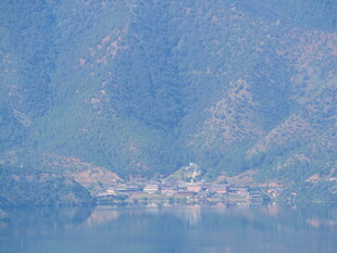 湖畔山村美景