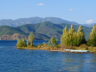 湖畔青山绿树风景如画