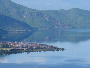 湖畔小镇 山水相依的美景