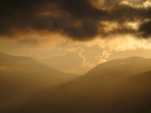 黄昏下的朦胧山峦