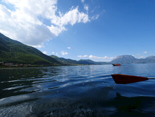 湖光山色中的泛舟景致