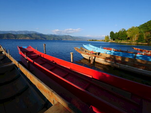 湖畔停泊的多彩船只